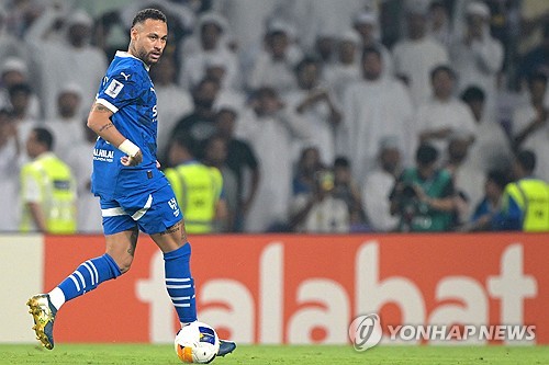 손흥민과 함께 한때 전 세계 축구계가 기대하던 네이마르의 커리어 막바지가 좋지 않게 끝날 가능성이 높아졌다. 지난해 10월 전방 십자인대와 반월판이 동시에 파열되는 큰 부상을 겪고 수술대에 올랐던 네이마르는 최근 경기장에 돌아오는데 성공했지만, 복귀 후 두 경기 만에 햄스트링 부상으로 또다시 쓰러졌다. 일각에서는 30대 중반을 앞두고 있는 네이마르가 축구화를 아예 벗을 가능성까지 제기되고 있는 상황이다. 사진 연합뉴스