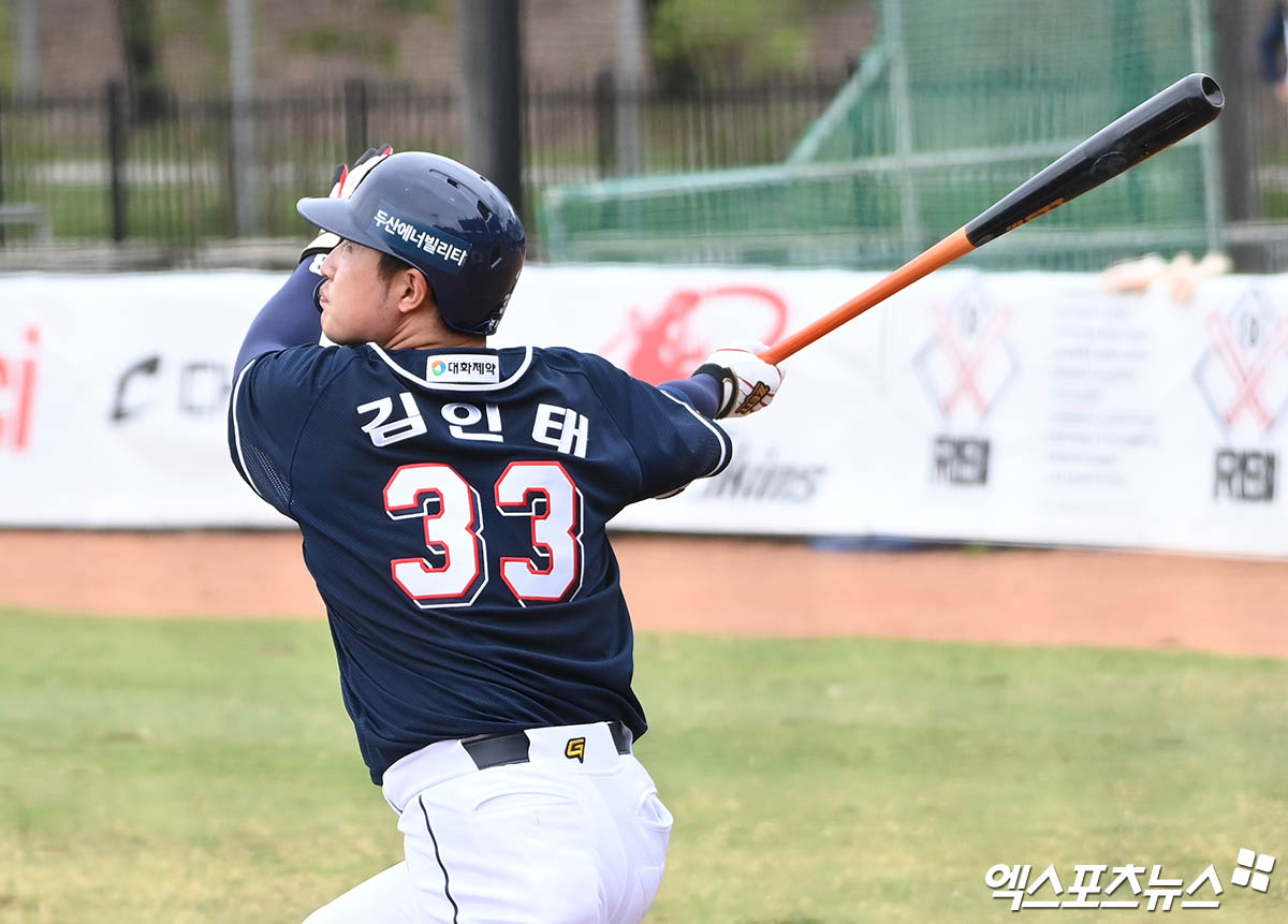 14일 호주 시드니 블랙타운 베이스볼 스타디움에서 2024 두산 베어스 스프링캠프가 진행됐다.   이날 청백전에 나선 두산 김인태가 타격하고 있다. 엑스포츠뉴스 DB