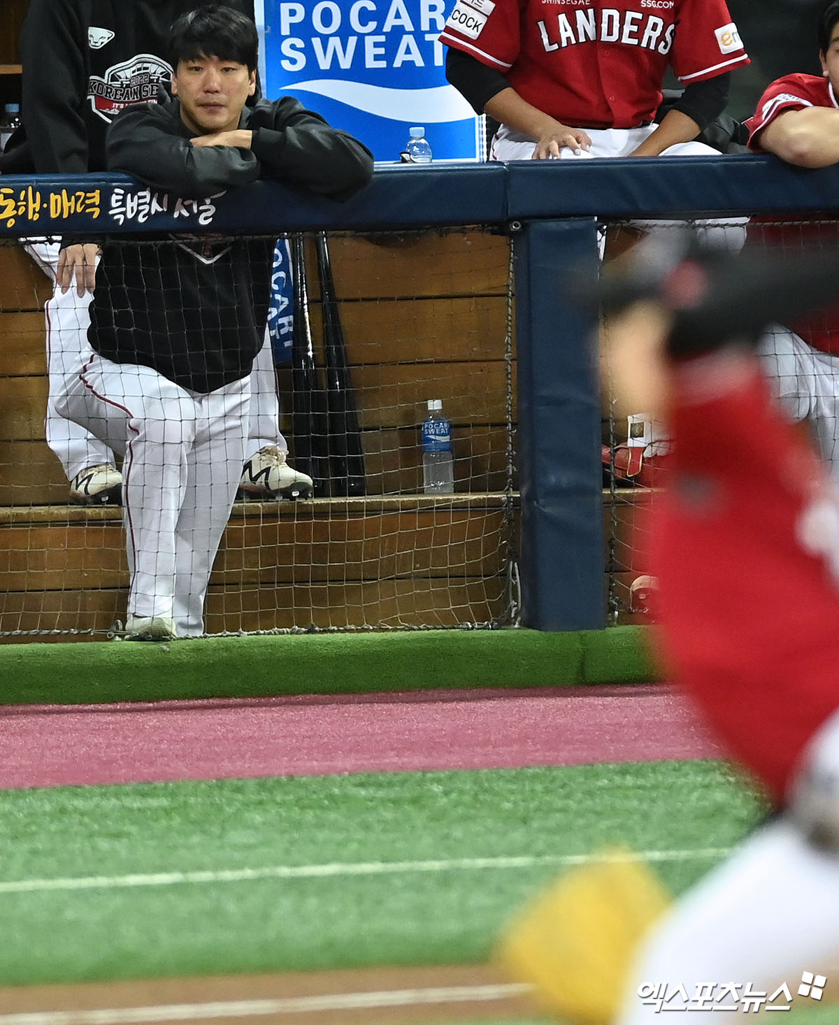 4일 오후 서울 구로구 고척스카이돔에서 열린 ’2022 신한은행 SOL KBO 포스트시즌’ 한국시리즈 3차전 SSG 랜더스와 키움 히어로즈의 경기, SSG 김광현이 더그아웃에서 오원석의 투구를 지켜보고 있다. 엑스포츠뉴스DB