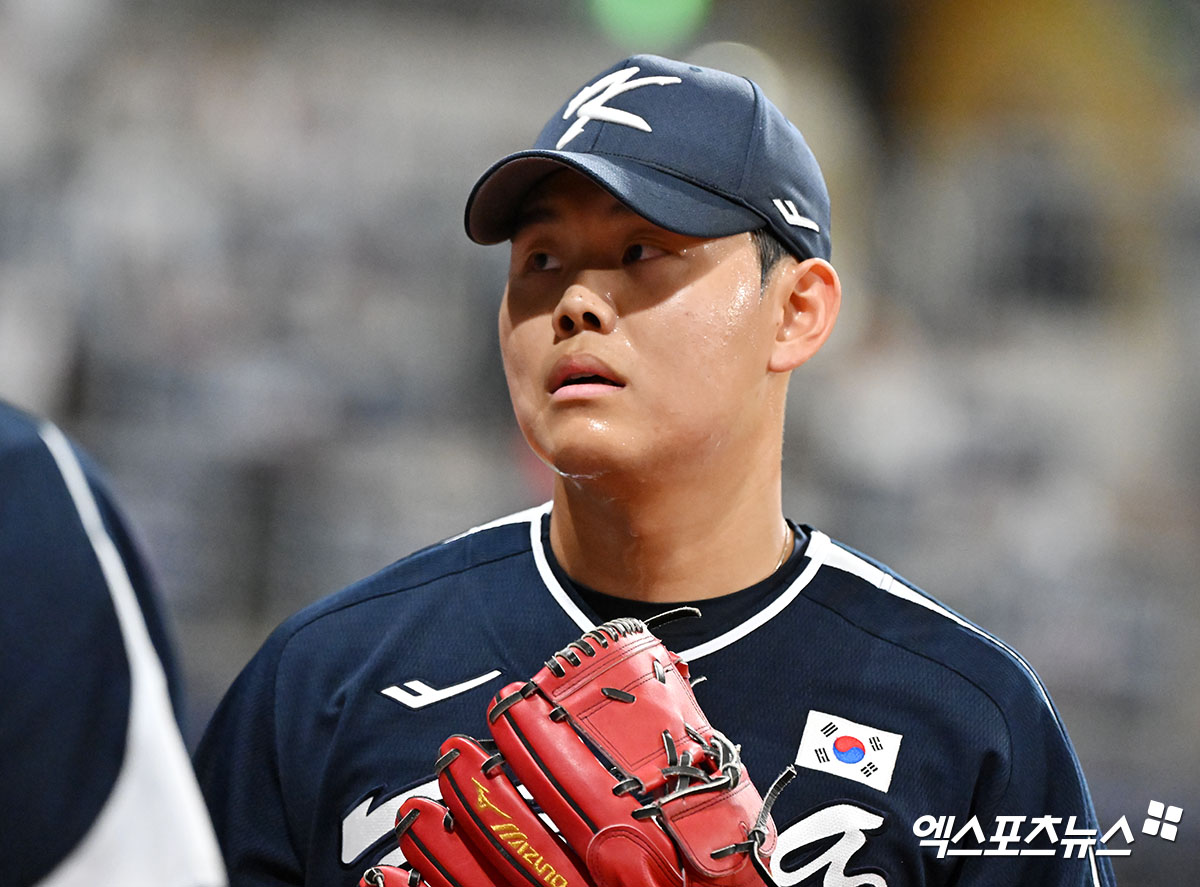 KT 위즈 투수 소형준이 지난 2일 서울 고척스카이돔에서 열린 2024 WBSC 프리미어12 대비 쿠바 대표팀과의 평가전에서 무실점으로 이닝을 마친 뒤 더그아웃으로 들어오고 있다. 엑스포츠뉴스 DB