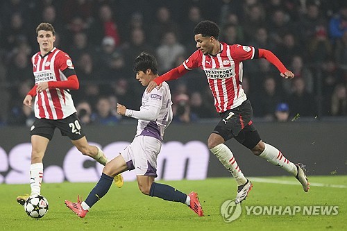 김민수가 6일(한국시간) 네덜란드 에인트호번에 있는 PSV 스타디온에서 열린 PSV에인트호벤과 지로나와의 2024-2025시즌 챔피언스리그 리그 페이즈 4차전에 교체 출전해 챔피언스리그 데뷔전을 치렀다.   김민수는 18세 9개월 18일의 나이에 이날 경기 데뷔전을 치르며 이강인(PSG)이 지난 2019년 9월 17일 첼시(잉글랜드)와의 조별리그 1차전에 18세 6개월 30일의 나이로 역대 최연소 대회 데뷔전을 치른 데 이어 최연소 출전 2위에 올랐다. 연합뉴스