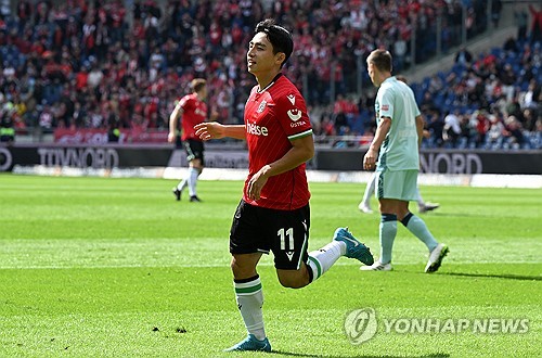 독일 매체 TZ가 6일(한국시간) 하노버에서 뛰고 있는 이현주의 대한민국 축구 국가대표팀 발탁 소식을 전했다. 공격수인 그는 다가오는 국제축구연맹(FIFA) 월드컵 예선 경기에 나설 대표팀 명단에 포함됐다