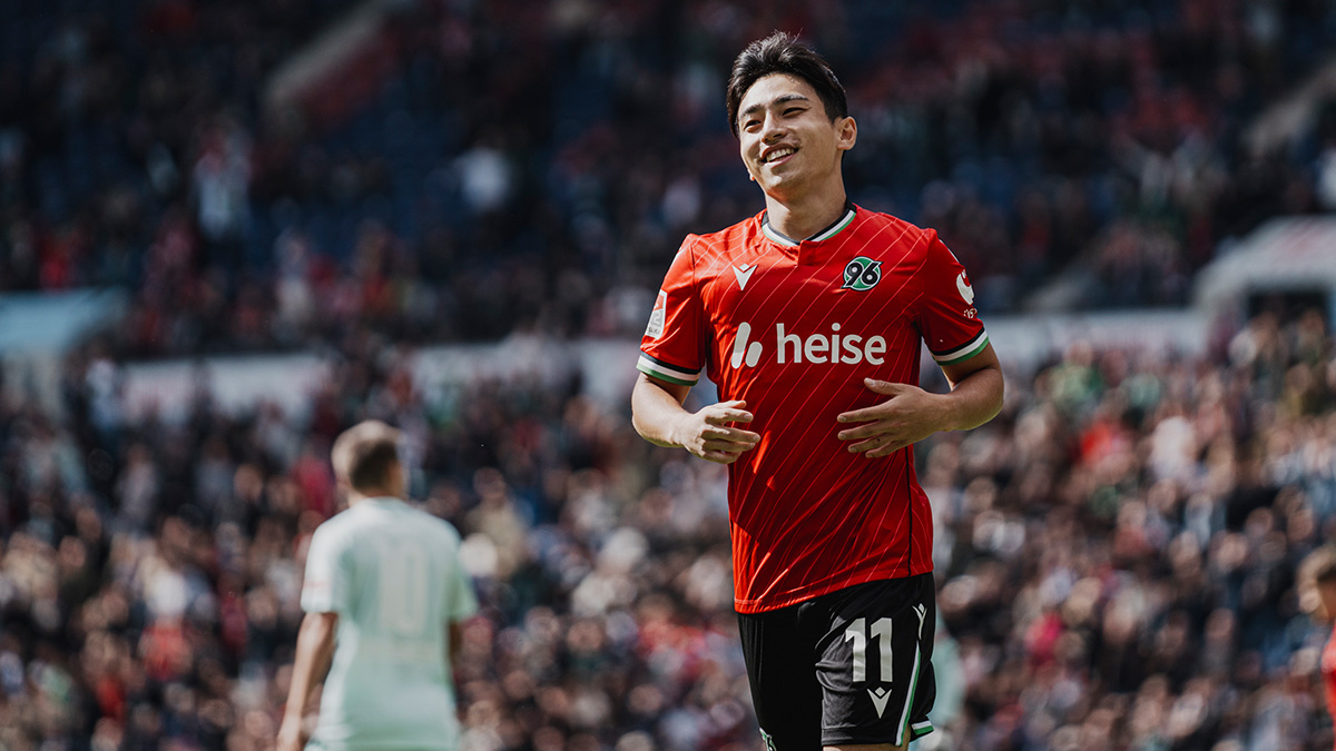 독일 매체 TZ가 6일(한국시간) 하노버에서 뛰고 있는 이현주의 대한민국 축구 국가대표팀 발탁 소식을 전했다. 공격수인 그는 다가오는 국제축구연맹(FIFA) 월드컵 예선 경기에 나설 대표팀 명단에 포함됐다