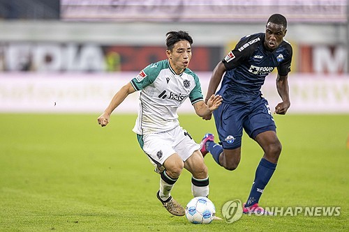 독일 매체 TZ가 6일(한국시간) 하노버에서 뛰고 있는 이현주의 대한민국 축구 국가대표팀 발탁 소식을 전했다. 공격수인 그는 다가오는 국제축구연맹(FIFA) 월드컵 예선 경기에 나설 대표팀 명단에 포함됐다