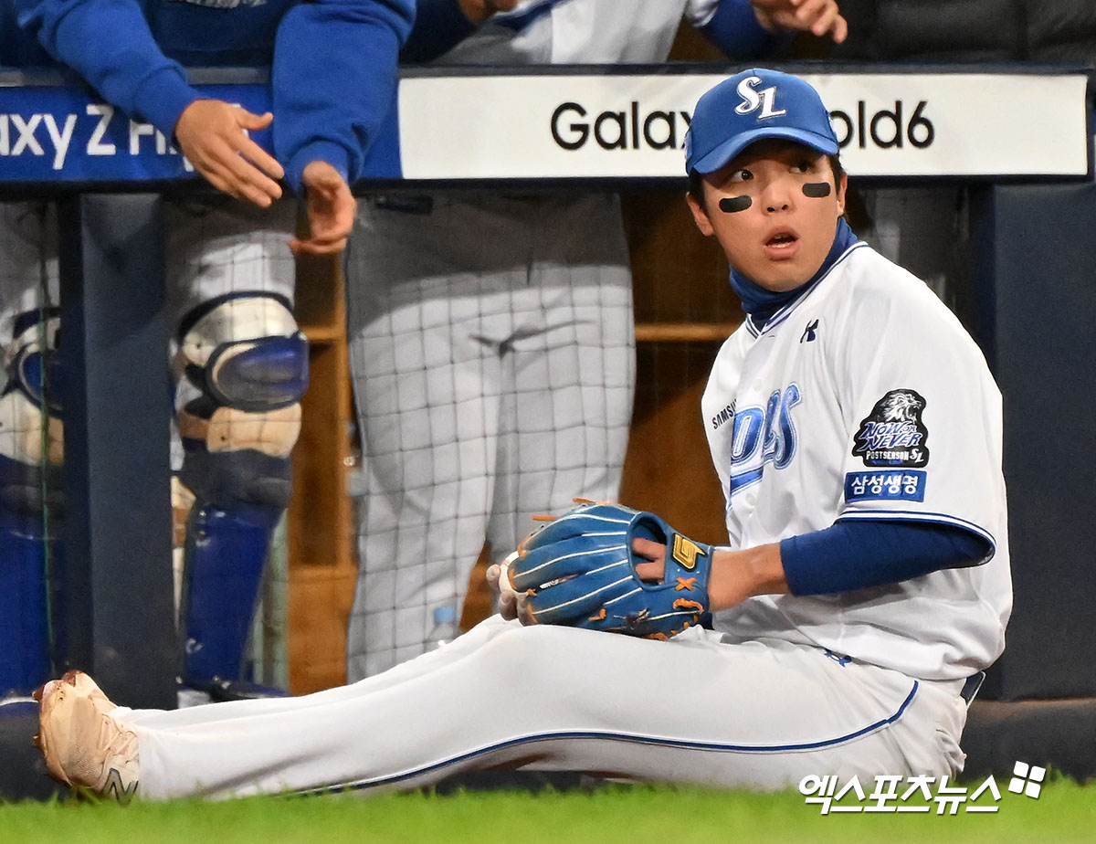 25일 오후 대구삼성라이온즈파크에서 열린 '2024 신한 SOL Bank KBO 한국시리즈' KIA 타이거즈와 삼성 라이온즈의 3차전 경기, 7회초 삼성 김영웅이 KIA 김선빈의 파울 타구를 잡아내고 있다. 엑스포츠뉴스DB