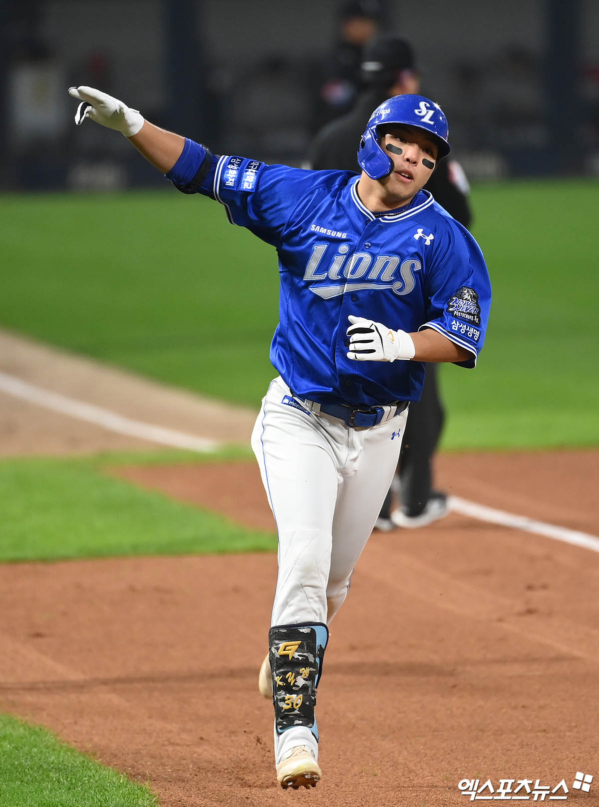 28일 오후 광주기아챔피언스필드에서 열린 '2024 신한 SOL Bank KBO 한국시리즈' 삼성 라이온즈와 KIA 타이거즈의 5차전 경기, 1회초 2사 삼성 김영웅이 KIA 선발투수 양현종 상대로 백투백 솔로 홈런을 때려낸 뒤 세리머니를 하고 있다. 엑스포츠뉴스DB