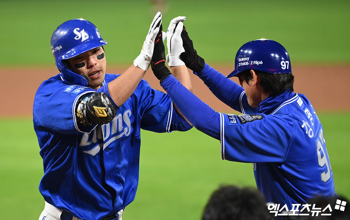 28일 오후 광주기아챔피언스필드에서 열린 '2024 신한 SOL Bank KBO 한국시리즈' 삼성 라이온즈와 KIA 타이거즈의 5차전 경기, 1회초 2사 삼성 김영웅이 KIA 선발투수 양현종 상대로 백투백 솔로 홈런을 때려낸 뒤 강명구 코치와 하이파이브를 나누고 있다. 엑스포츠뉴스DB