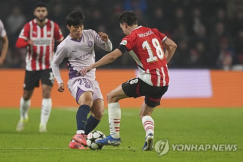 지로나는 6일(한국시간) 네덜란드 에인트호번에 있는 PSV 스타디온에서 열린 PSV에인트호벤과 지로나와의 2024-2025시즌 유럽축구연맹(UEFA) 챔피언스리그 리그 페이즈 4차전에서 0-4 대패를 당했다. 이날 김민수는 후반 34분 교체로 투입되면서 18세 9개월 18일의 나이에 UEFA 챔피언스리그 데뷔전을 가졌다. 연합뉴스