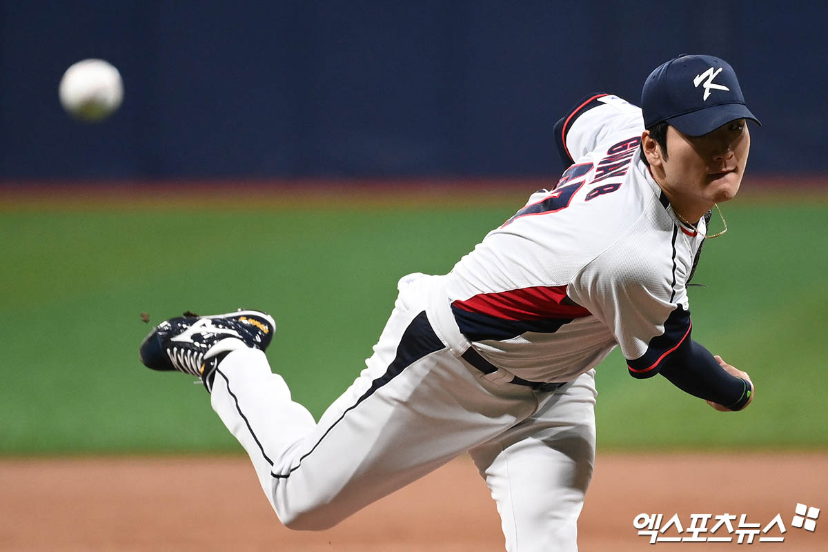 6일 오후 서울 구로구 고척스카이돔에서 열린 2024 WBSC(세계야구소프트볼연맹) 프리미어12 대한민국 야구 대표팀과 상무와의 평가전 경기, 1회말 상무 선발투수 곽빈이 역투하고 있다. 고척, 박지영 기자