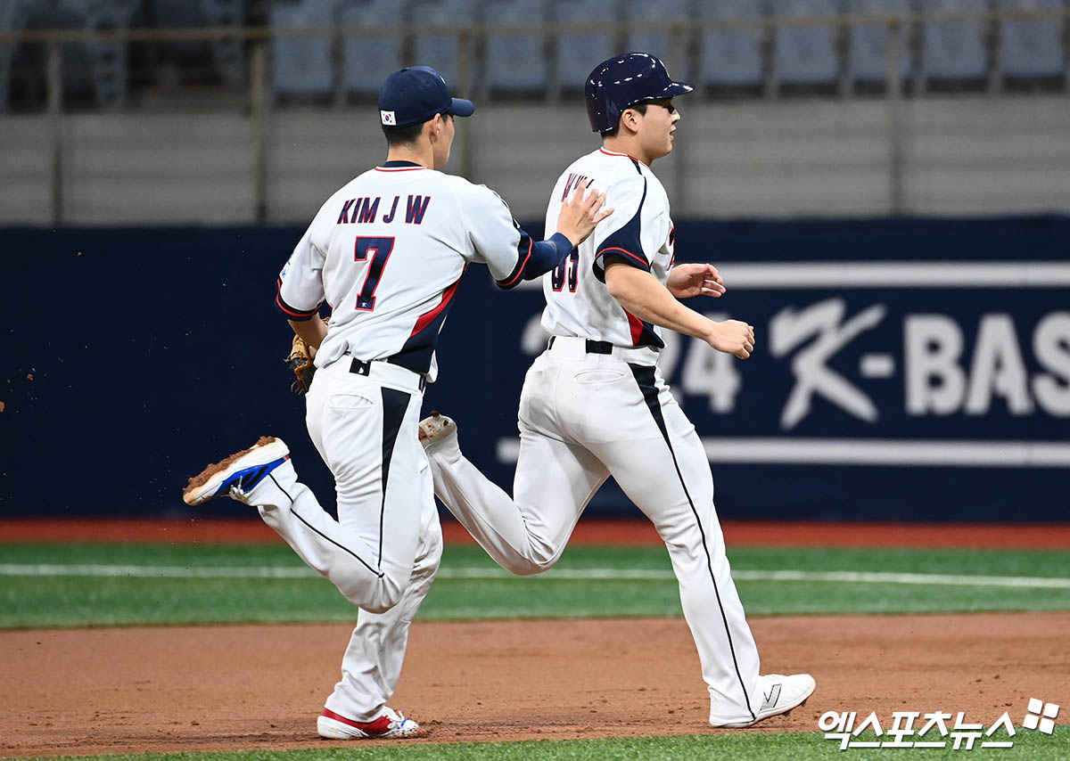 6일 오후 서울 구로구 고척스카이돔에서 열린 2024 WBSC(세계야구소프트볼연맹) 프리미어12 대한민국 야구 대표팀과 상무와의 평가전 경기, 2회말 무사 1루 한국 박성한의 내야 땅볼 때 1루주자 김휘집이 런다운에 걸려 상무 유격수 김주원에게 태그아웃 당하고 있다. 고척, 박지영 기자