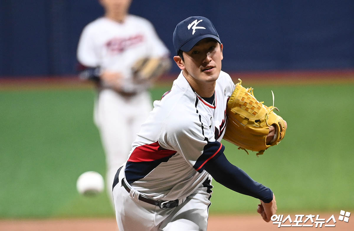 6일 오후 서울 구로구 고척스카이돔에서 열린 2024 WBSC(세계야구소프트볼연맹) 프리미어12 대한민국 야구 대표팀과 상무와의 평가전 경기, 1회초 한국 선발투수 고영표가 역투하고 있다. 고척, 박지영 기자