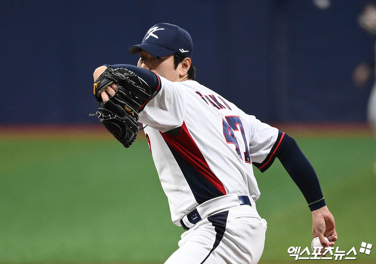 6일 오후 서울 구로구 고척스카이돔에서 열린 2024 WBSC(세계야구소프트볼연맹) 프리미어12 대한민국 야구 대표팀과 상무와의 평가전 경기, 1회말 상무 선발투수 곽빈이 역투하고 있다. 고척, 박지영 기자