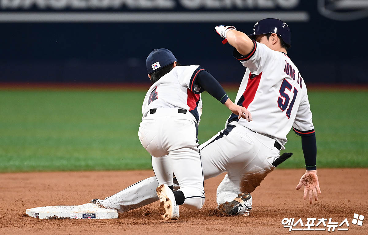 6일 오후 서울 구로구 고척스카이돔에서 열린 2024 WBSC(세계야구소프트볼연맹) 프리미어12 대한민국 야구 대표팀과 상무와의 평가전 경기, 1회말 1사 1루 한국 김도영의 헛스윙 삼진 때 1루주자 홍창기가 2루 도루에 성공하고 있다. 고척, 박지영 기자