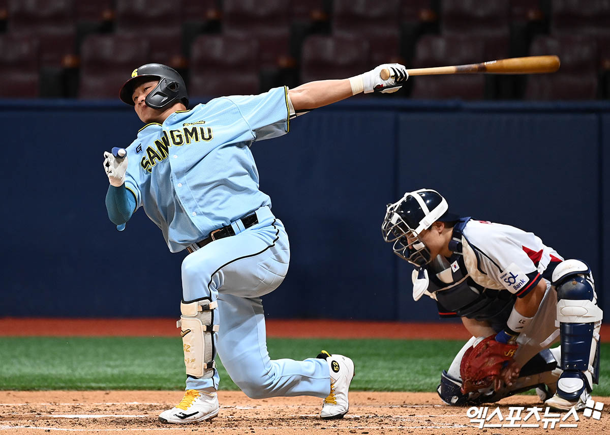 6일 오후 서울 구로구 고척스카이돔에서 열린 2024 WBSC(세계야구소프트볼연맹) 프리미어12 대한민국 야구 대표팀과 상무와의 평가전 경기, 4회초 2사 상무 이재원이 헛스윙 삼진 아웃 당하고 있다. 고척, 박지영 기자