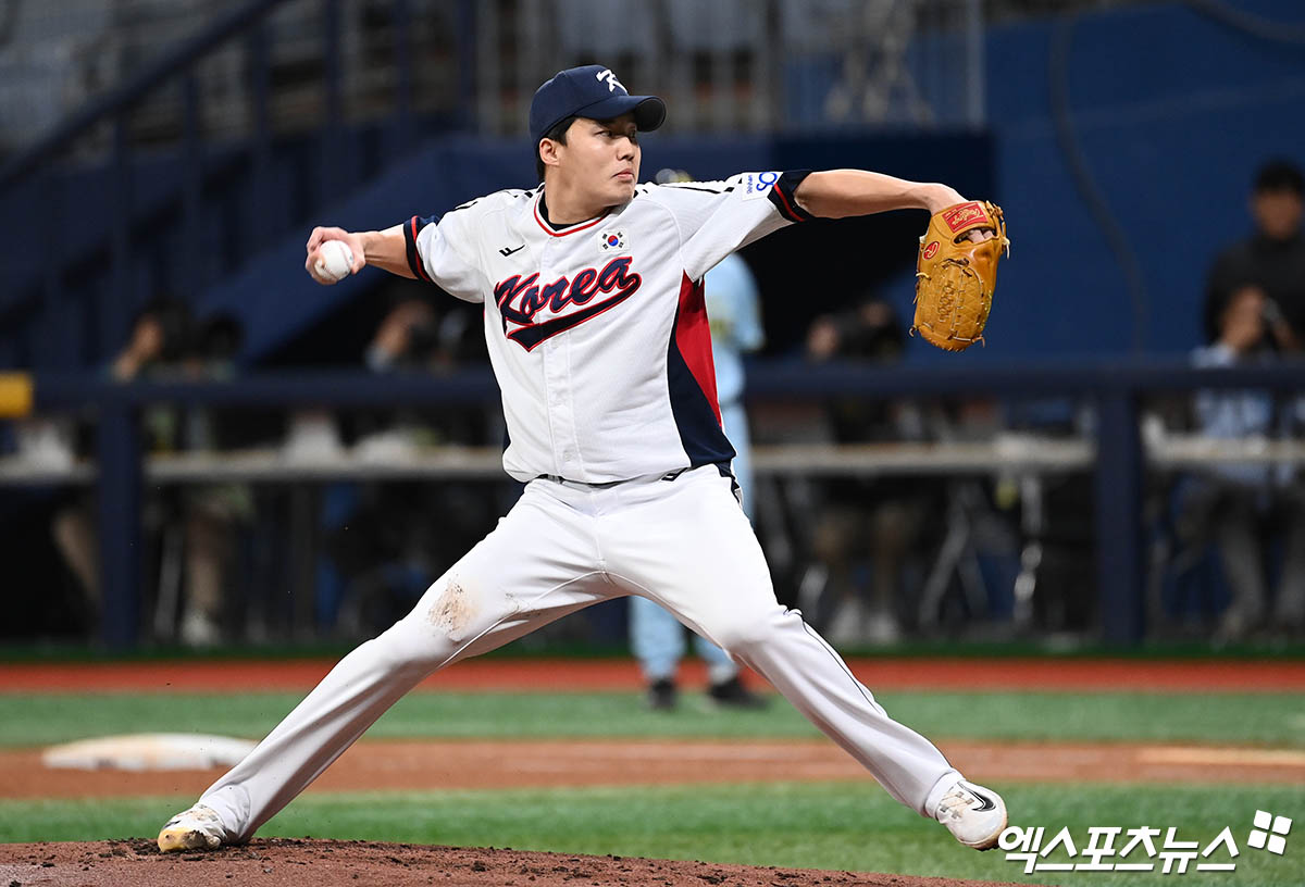 6일 오후 서울 구로구 고척스카이돔에서 열린 2024 WBSC(세계야구소프트볼연맹) 프리미어12 대한민국 야구 대표팀과 상무와의 평가전 경기, 4회초 한국 임찬규가 역투하고 있다. 고척, 박지영 기자