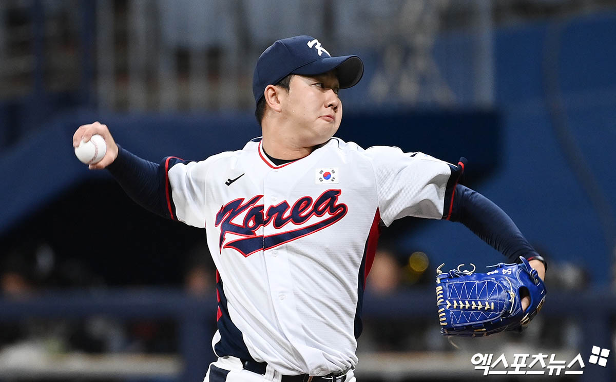 6일 오후 서울 구로구 고척스카이돔에서 열린 2024 WBSC(세계야구소프트볼연맹) 프리미어12 대한민국 야구 대표팀과 상무와의 평가전 경기, 4회말 상무 유영찬이 역투하고 있다. 고척, 박지영 기자