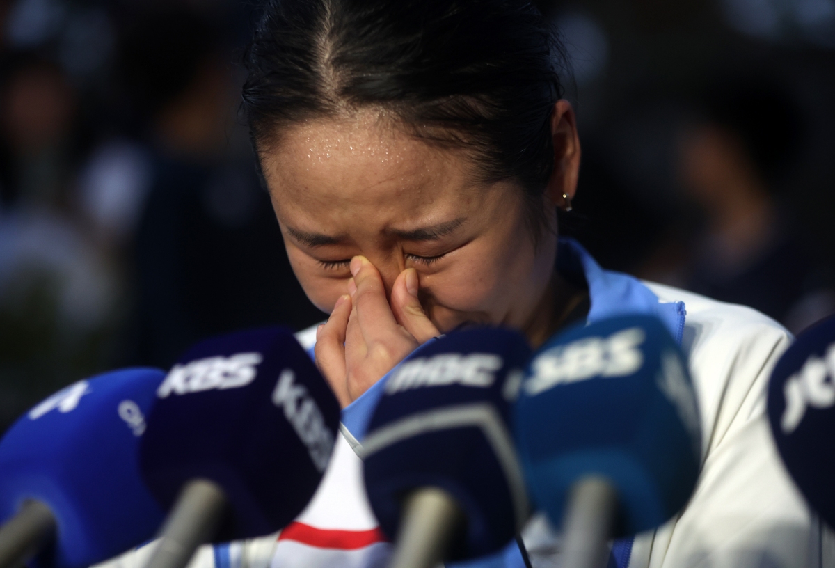 9일 경남 밀양시 밀양배드민턴경기장에서 열린 '제105회 전국체육대회' 배드민턴 부산 삼성생명 안세영과 인천 인천국제공항 심유진 경기 종료 후 안세영이 취재진과 인터뷰하며 눈물을 흘리고 있다. 연합뉴스