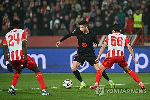 즈베즈다가 7일(한국시간) 세르비아 베오그라드에 있는 스타디온 라이코 미티치에서 열린 FC바르셀로나(스페인)와의 2024-2025시즌 유럽축구연맹(UEFA) 챔피언스리그 리그 페이즈 4차전에서 2-5 완패를 당했다. 유럽 무대 진출 첫 시즌을 맞는 설영우(츠르베나 즈베즈다)가 유럽대항전에서 첫 공격 포인트를 기록했다. 연합뉴스