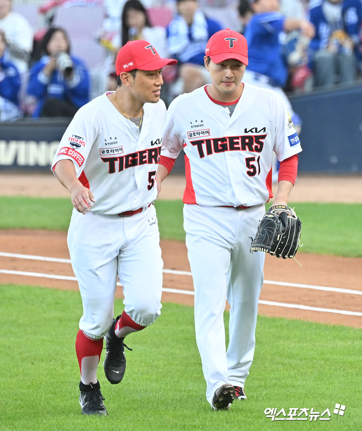 23일 오후 광주기아챔피언스필드에서 열린 '2024 신한 SOL Bank KBO 한국시리즈' 삼성 라이온즈와 KIA 타이거즈의 1차전 서스펜디드 경기,  6회초 수비를 마친 KIA 서건창과 전상현이 더그아웃으로 향하고 있다. 엑스포츠뉴스 DB