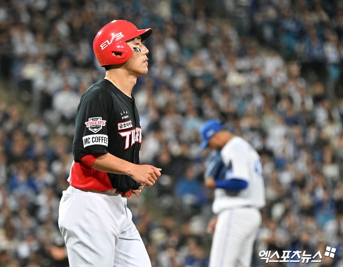 25일 오후 대구삼성라이온즈파크에서 열린 '2024 신한 SOL Bank KBO 한국시리즈' KIA 타이거즈와 삼성 라이온즈의 3차전 경기, 5회초 1사 2루 KIA 서건창이 볼넷으로 출루하고 있다. 엑스포츠뉴스 DB