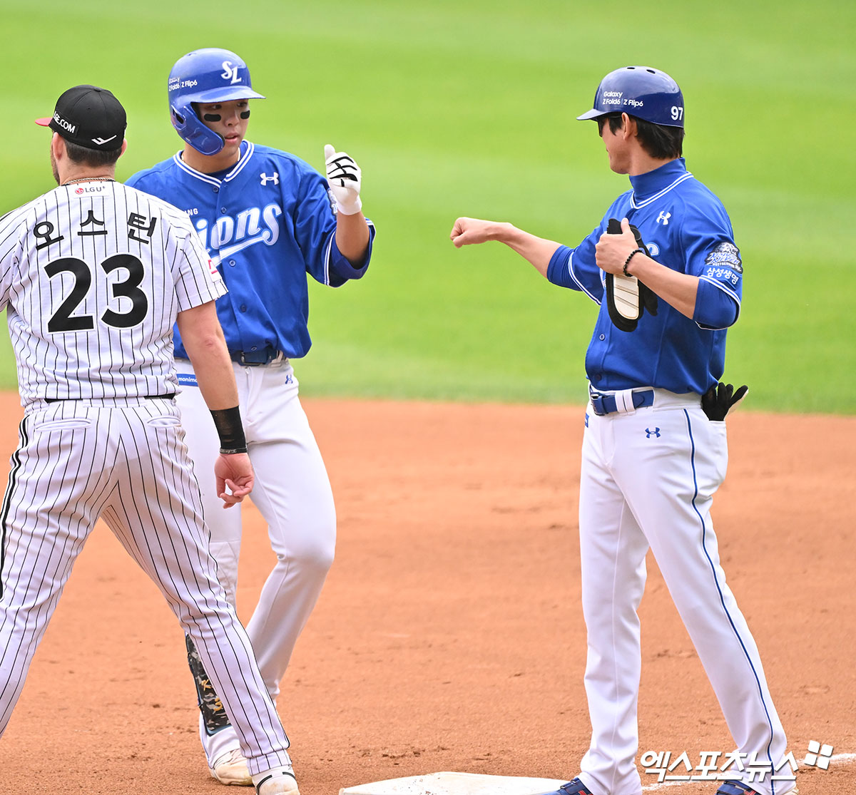 19일 오후 서울 송파구 잠실야구장에서 열린 '2024 신한 SOL Bank KBO 포스트시즌' 삼성 라이온즈와 LG 트윈스의 플레이오프 4차전 경기, 5회초 삼성 김영웅이 우전안타를 날린 후 귀루하고 있다. 엑스포츠뉴스 DB