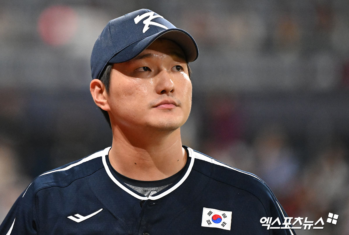 2일 오후 서울 고척스카이돔에서 열린 2024 WBSC(세계야구소프트볼연맹) 프리미어12 대한민국 야구 대표팀과 쿠바 야구 대표팀의 평가전 경기, 8회말 수비를 마친 대한민국 전상현이 더그아웃으로 향하고 있다. 엑스포츠뉴스 DB