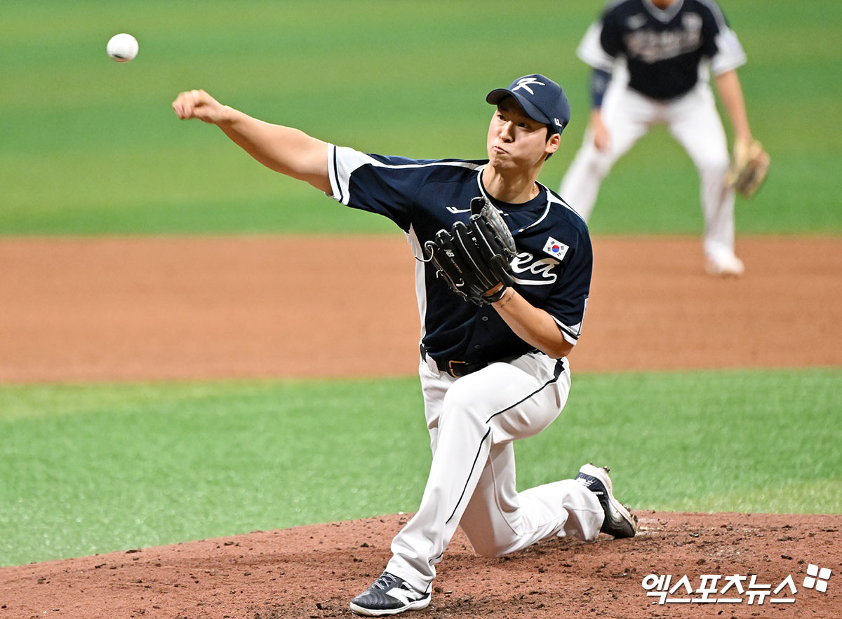 2일 오후 서울 고척스카이돔에서 열린 2024 WBSC(세계야구소프트볼연맹) 프리미어12 대한민국 야구 대표팀과 쿠바 야구 대표팀의 평가전 경기, 4회말 대한민국 엄상백이 공을 힘차게 던지고 있다. 엑스포츠뉴스 DB