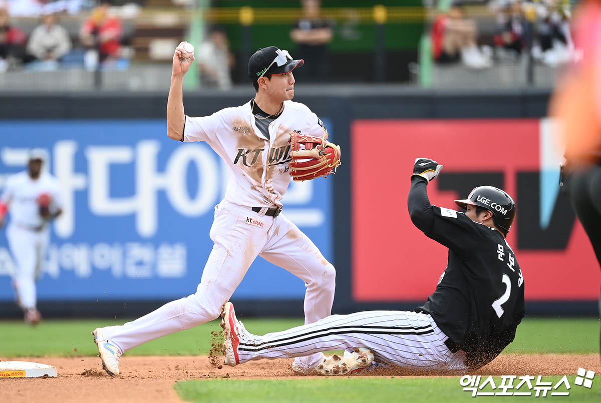 9일 오후 수원케이티위즈파크에서 열린 '2024 신한 SOL Bank KBO 포스트시즌' LG 트윈스와 KT 위즈의 준플레이오프 4차전 경기, 3회초 1사 1,2루 LG 박동원의 병살타 때 KT 유격수 심우준이 2루에서 1루주자 문보경을 포스아웃시킨 뒤 1루로 송구하고 있다. 엑스포츠뉴스DB