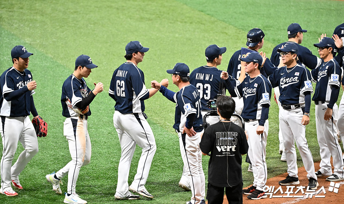 2일 오후 서울 고척스카이돔에서 열린 2024 WBSC(세계야구소프트볼연맹) 프리미어12 대한민국 야구 대표팀과 쿠바 야구 대표팀의 평가전 경기, 대한민국이 쿠바에 13:3으로 승리했다. 이날 경기에서 승리한 대한민국 선수들이 기뻐하고 있다. 엑스포츠뉴스DB