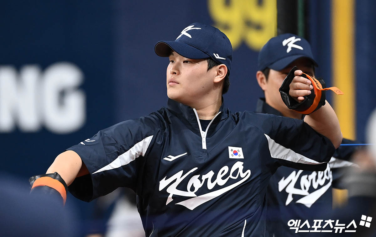 1일 오후 서울 고척스카이돔에서 열린 2024 WBSC(세계야구소프트볼연맹) 프리미어12 대한민국 야구 대표팀과 쿠바 야구 대표팀의 평가전 경기에 앞서 최지민이 몸을 풀고 있다. 엑스포츠뉴스DB