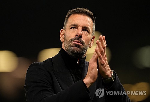 맨유가 8일(한국시간) 영국 맨체스터에 있는 올드 트래포드에서 열린 PAOK(그리스)와의 2024-2025시즌 유럽축구연맹(UEFA) 유로파리그 리그 페이즈 4차전에서 2-0으로 승리했다.   맨유는 3경기 연속 무승부를 거두다 이날 경기에서 승리하면서 올 시즌 유로파리그에서 첫 승리를 가져갔다. 맨유는 승점 3점을 추가해 15위(1승 3무·승점 6)로 올라섰다.   에릭 텐 하흐 경질 이후 뤼트 판니스텔루이 임시 감독 체제인 맨유는 공식전 3경기 무패 행진(2승 1무)을 달리면서 성공적으로 후벵 아모림 권력 이양을 준비하고 있다. 연합뉴스