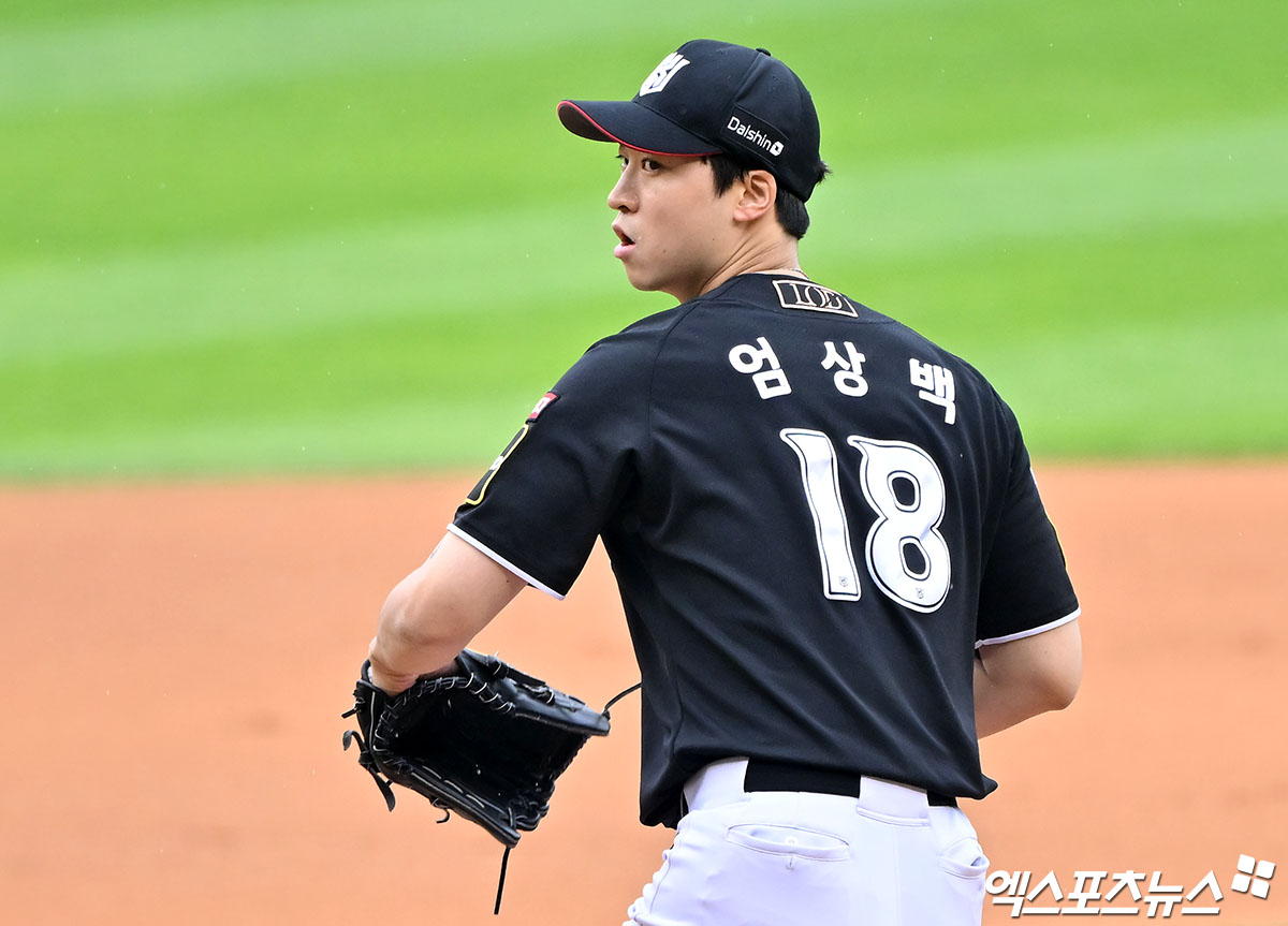 6일 오후 서울 송파구 잠실야구장에서 열린 '2024 신한 SOL Bank KBO 포스트시즌' KT 위즈와 LG 트윈스의 준플레이오프 2차전 경기, 1회말 KT 선발투수 엄상백이 공을 힘차게 던지고 있다. 엑스포츠뉴스 DB