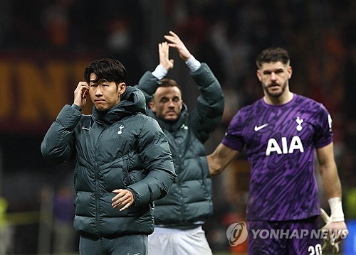 영국 매체 팀토크가 8일(한국시간) 토트넘이 계약 기간이 1년 남은 손흥민과 재계약을 맺을 계획이 없다고 보도했다. 토트넘 홋스퍼가 주장 손흥민과의 '끝'을 바라보고 있는 듯 하다. 연합뉴스