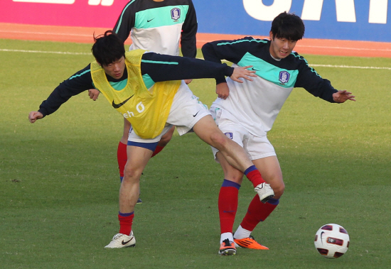 한국 축구의 레전드로, 잉글리시 프리미어리그 한국인 1호 박지성은 아끼는 후배 손흥민의 재계약 및 대표팀 은퇴에 관해 입을 열었다. 박지성은 특히 손흥민의 토트넘과 재계약 이슈와 관련해 '한국에서도 현지 기사를 가져다 쓰는 입장'이라며 '기사를 만들어내는 부분이 있다고 본다. 시간이 지나면 해결해줄 것'이라고 밝혔다. 손흥민은 내년 6월 토트넘과 계약이 끝나지만 토트넘 구단은 이를 약정에 따라 1년 연장시킬 태세인 것으로 알려졌다. 연합뉴스