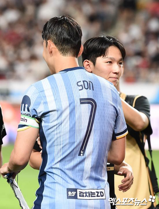 전현직 한국 프리미어리거이자 한국 축구사에 한 획을 그은 선수들의 조언은 같았다. 한국 선수로는 1호 프리미어리거 출신이자, 영국 축구를 호령했던 최고 명문 맨체스터 유나이티드의 일원으로 활약했던 박지성과 현재 아시아 최고의 선수로 꼽히는 한국 축구 국가대표팀의 주장 손흥민은 모두 양민혁에게 영어의 중요성을 강조했다. 사진 엑스포츠뉴스DB