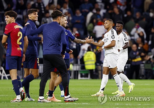 음바페가 9일(한국시간) 자신의 사회관계망서비스(SNS) 인스타그램을 통해 내일 있을 홈 경기에 레알 마드리드 팬들과 함께하고 싶다고 말했다.   음바페는 산티아고 베르나베우 경기장 사진과 레알 선수단 사진을 올리며 마드리드 팬들, 내일 보자. 항상 그랬듯 함께 하자!. 할라 마드리드(Hala MADRID)라고 말했다. 연합뉴스