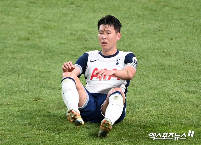 토트넘 홋스퍼의 안지 포스테코글루 감독이 손흥민의 몸 관리를 위해 한국 축구 국가대표팀과 협력이 필요하다고 강조했다. 소속팀 토트넘과 국가대표팀을 오가면서 장거리 비행과 경기 출전으로 인해 쌓인 피로 때문에 컨디션 관리에 어려움을 겪는 데다, 나이를 먹으면서 회복 능력까지 눈에 띄게 낮아진 손흥민의 건강을 유지하려면 클럽과 국가대표팀의 협력이 중요하다는 걸 강조한 것이다. 사진 엑스포츠뉴스DB