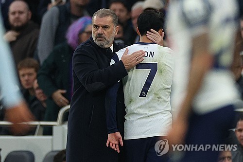 토트넘 홋스퍼의 안지 포스테코글루 감독이 손흥민의 몸 관리를 위해 한국 축구 국가대표팀과 협력이 필요하다고 강조했다. 소속팀 토트넘과 국가대표팀을 오가면서 장거리 비행과 경기 출전으로 인해 쌓인 피로 때문에 컨디션 관리에 어려움을 겪는 데다, 나이를 먹으면서 회복 능력까지 눈에 띄게 낮아진 손흥민의 건강을 유지하려면 클럽과 국가대표팀의 협력이 중요하다는 걸 강조한 것이다. 사진 연합뉴스