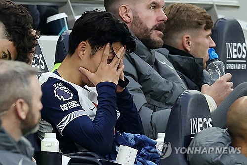 토트넘 홋스퍼의 안지 포스테코글루 감독이 손흥민의 몸 관리를 위해 한국 축구 국가대표팀과 협력이 필요하다고 강조했다. 소속팀 토트넘과 국가대표팀을 오가면서 장거리 비행과 경기 출전으로 인해 쌓인 피로 때문에 컨디션 관리에 어려움을 겪는 데다, 나이를 먹으면서 회복 능력까지 눈에 띄게 낮아진 손흥민의 건강을 유지하려면 클럽과 국가대표팀의 협력이 중요하다는 걸 강조한 것이다. 사진 연합뉴스