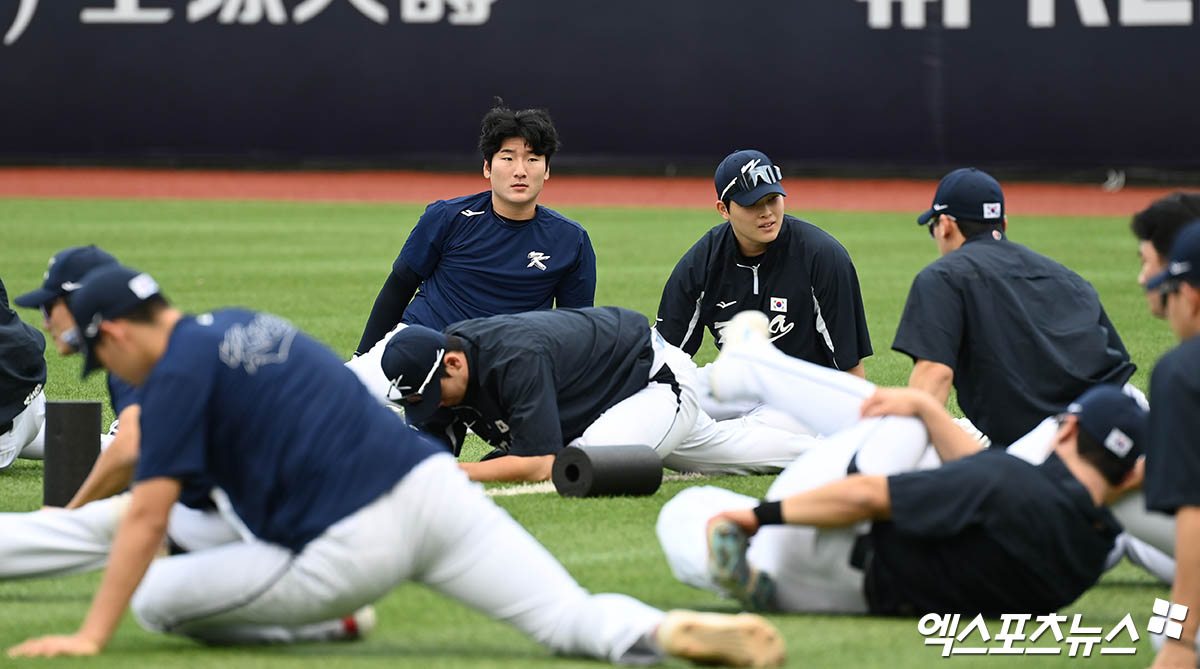 대한민국 야구대표팀이 9일 대만 타이베이 톈무 야구장에서 2024 세계야구소프트볼연맹(WBSC) 프리미어12 대비 첫 현지 훈련을 실시했다. 한국은 오는 13일 타이베이돔에서 대만과 첫 경기를 치르며 톈무 야구장에서도 쿠바전, 도미니카공화국전, 호주전 등 3경기를 치르게 된다. 류중일호는 10일 대만 프로구단과 연습 경기를 통해 최종 리허설을 치른다. 타이베이, 박지영 기자