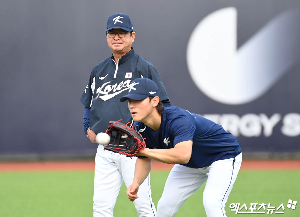 대한민국 야구대표팀이 9일 대만 타이베이 톈무 야구장에서 2024 세계야구소프트볼연맹(WBSC) 프리미어12 대비 첫 현지 훈련을 실시한 가운데 류중일 감독(왼쪽)이 간판 타자 김도영의 수비 동작을 지켜보고 있다. 한국은 톈무 야구장에서 쿠바전, 도미니카공화국전, 호주전 등 3경기를 치르게 된다. 타이베이, 박지영 기자