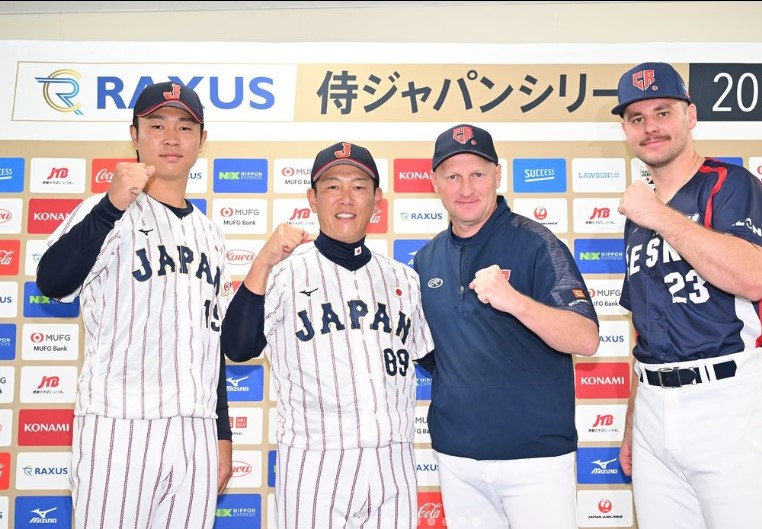 이바타 히로카즈(왼쪽 두 번째) 감독이 이끄는  2024 세계야구소프트볼연맹(WBSC) 프리미어12 일본 야구 국가대표팀이 9일 체코 야구 국가대표팀과의 평가전에서 7-1 승리를 거뒀다. 사진 사무라이 재팬 공식 SNS