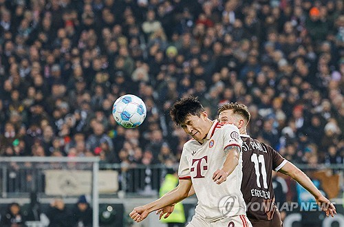 뮌헨이 9일(한국시간) 독일 함부르크에 있는 밀레른토어 슈타디온에서 열린 장크트파울리와의 2024-2025시즌 분데스리가 10라운드 원정 경기에서 자말 무시알라의 결승 골로 1-0 신승을 거뒀다.   김민재가 중앙 수비수로 선발 출장해 무실점 승리를 챙기면서 뮌헨은 개막 10경기 무패(8승 2무)를 달리며 단독 선두(승점 26)를 달렸다. 연합뉴스