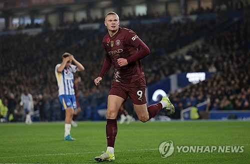 맨시티가 10일(한국시간) 영국 브라이턴의 아멕스 스타디움에서 열린 2024-2025시즌 프리미어리그 11라운드 원정 경기에서 브라이턴에 1-2로 패했다.  맨시티는 공식전 4연패를 당하면서 과르디올라 부임 이후 최악의 순간을 맞이했다. 리그 기준으로는 2연패다.   지난달 31일 토트넘 홋스퍼와의 카라바오컵 4라운드에서 1-2로 패한 맨시티는 이어진 본머스 원정 1-2 패배, 여기에 스포르팅(포르투갈)과의 유럽축구연맹(UEFA) 챔피언스리그 리그 페이즈 4차전 원정 1-4 완패와 이날 경기 패배까지 통 원정 4연패에 빠졌다. 연합뉴스