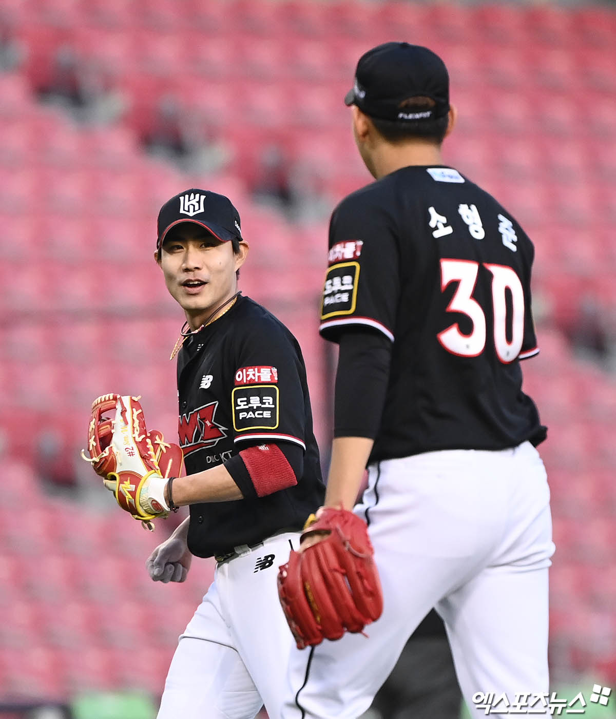 서로 다른 유니폼을 입게 된 소형준(오른쪽)과 심우준. 심우준은 지난 7일 FA 계약을 체결하며 한화로 이적했다. 엑스포츠뉴스 DB