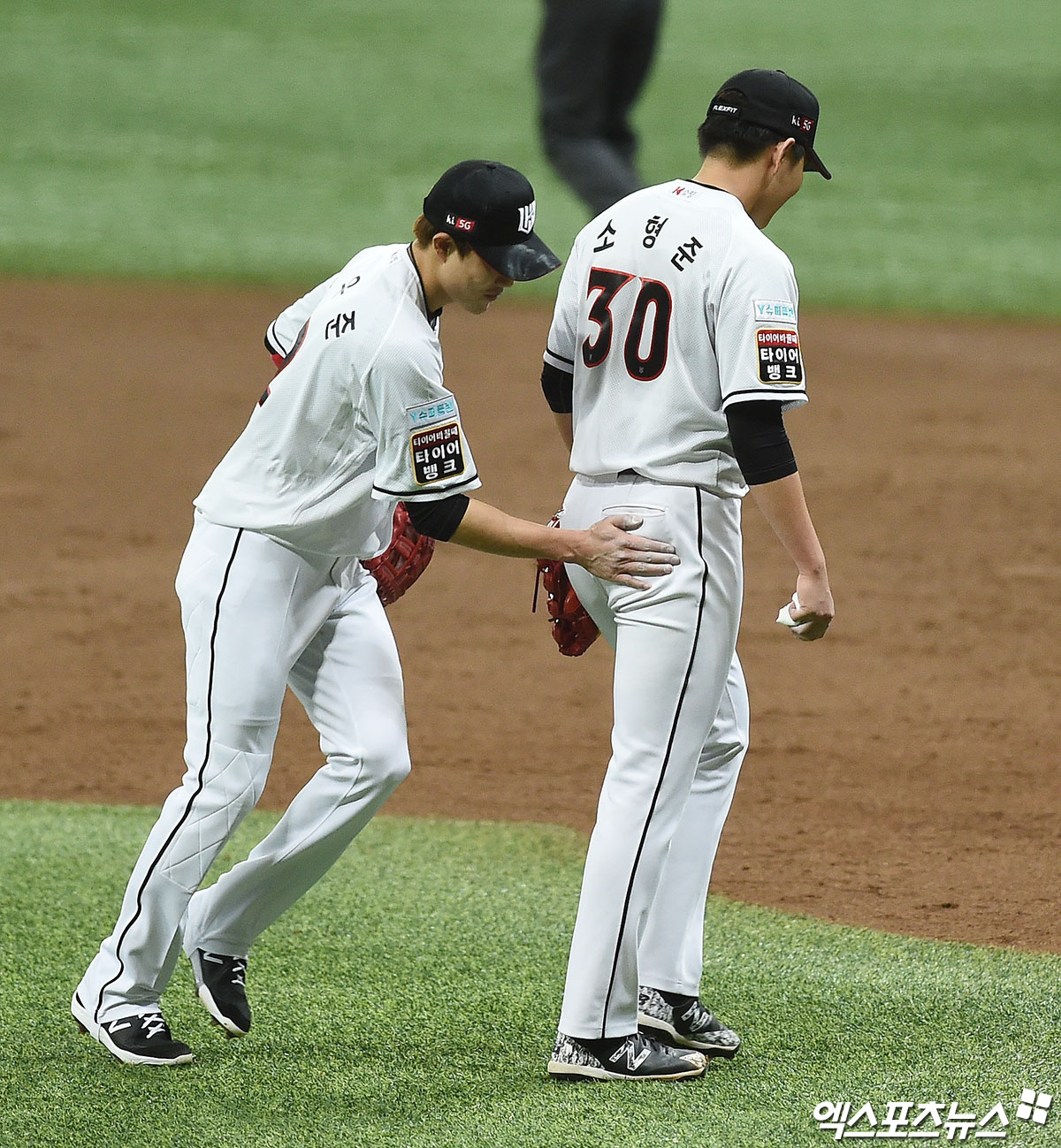 서로 다른 유니폼을 입게 된 소형준(오른쪽)과 심우준. 심우준은 지난 7일 FA 계약을 체결하며 한화로 이적했다. 엑스포츠뉴스 DB