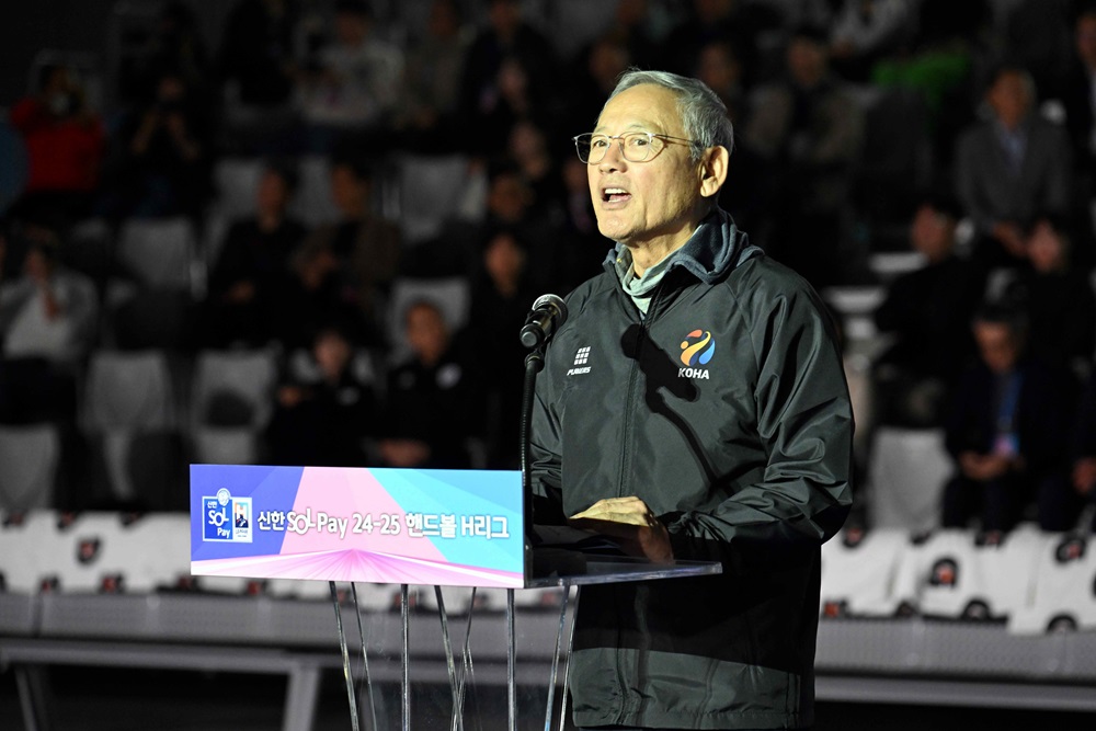 유인촌 문화체육관광부 장관이 10일 신한SOL페이 2024-2025 핸드볼 H리그 개막식에서 축사하고 있다. 한국핸드볼연맹