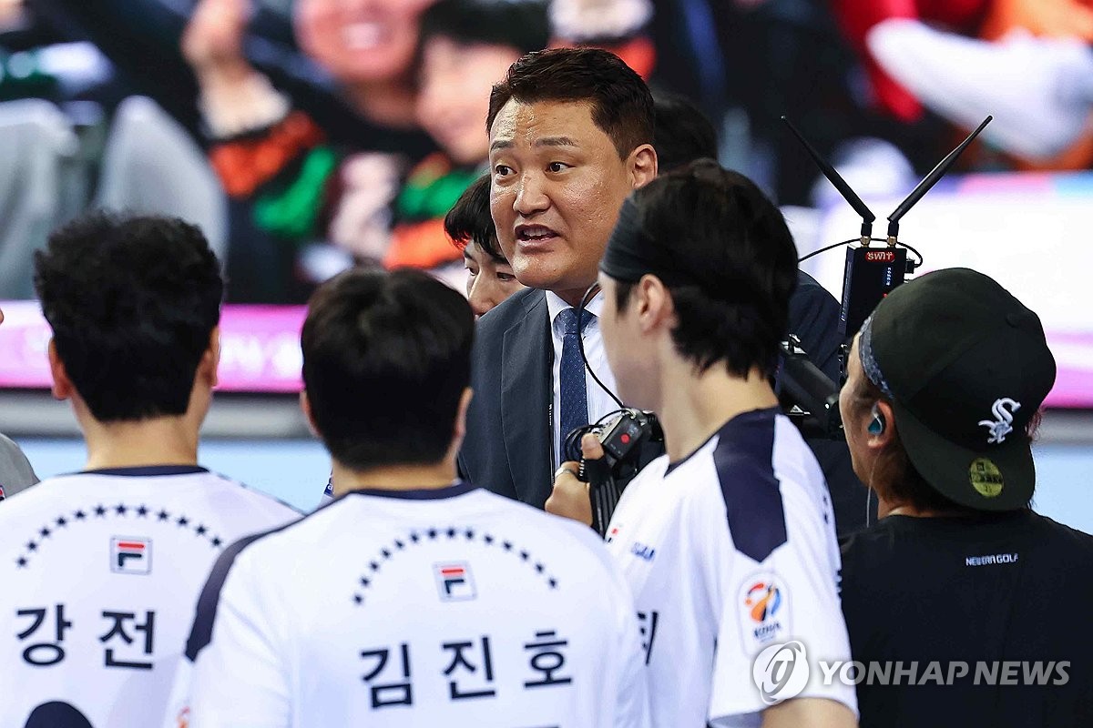 남자핸드볼 두산 윤경신 감독이 10일 서울 송파구 올림픽공원 SK핸드볼경기장에서 열린 신한SOL페이 2024-2025 핸드볼 H리그 개막전 하남시청과의 경기에서 선수들에게 작전을 지시하고 있다. 연합뉴스