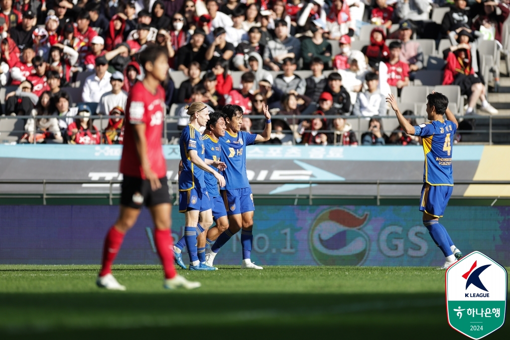 김판곤 감독은 박주영이 짧은 시간이라도 경기장을 누빌 수 있도록 선수들이 배려한 것이 울산HD가 건강한 팀을 유지하고 있다는 증거라고 했다. 사진 한국프로축구연맹