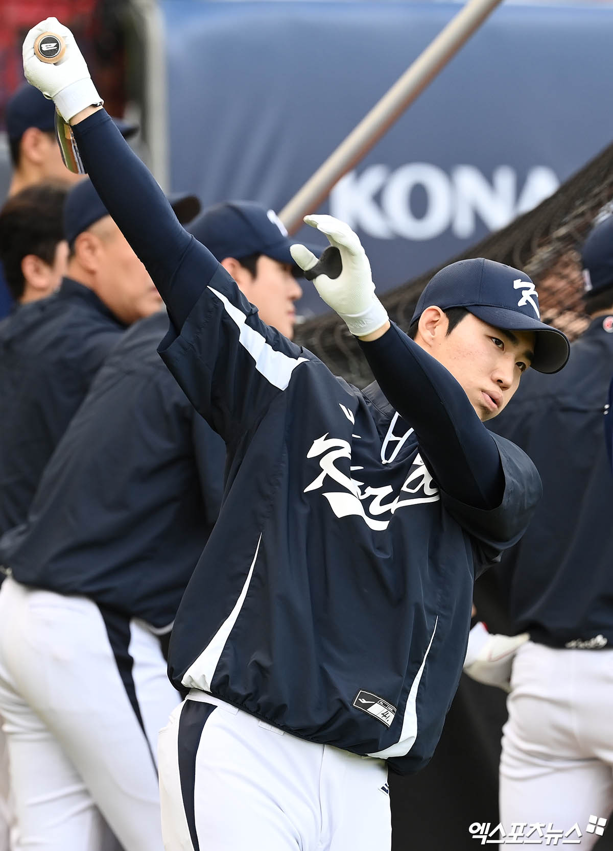 류중일 감독이 이끄는 대한민국 야구대표팀이 세계야구소프트볼연맹(WBSC) 프리미어12가 열리는 대만 타이베이에서 훈련 중인 가운데 지난 9일 이주형(키움 히어로즈)이 훈련 중 큼지막한 장외 홈런을 쏘아 올렸다. 이 타구는 대표팀 버스 2대 중 하나를 맞춰 유리창을 깨뜨렸다. 선수단이 제시간에 퇴근하지 못했으나 이주형의 물오른 감각은 화제가 됐다. 타이베이, 박지영 기자